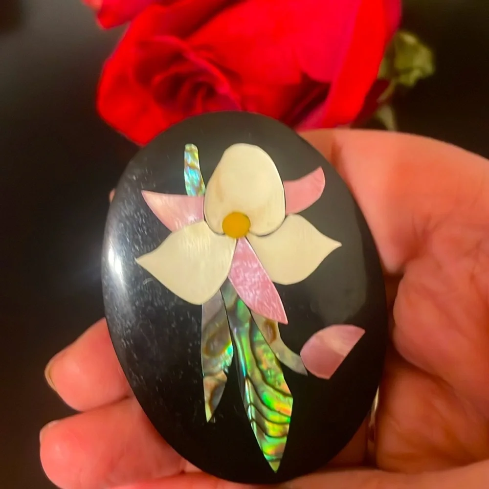 Vintage Mother of Pearl and Abalone Floral Design Brooch - Picture 3 of 8